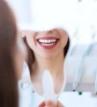Un patient vérifie l'esthétique de son sourire au cabinet dentaire Implantocean à La Baule