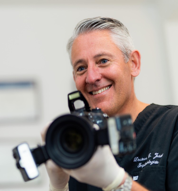 Le Docteur Josset s'apprête à prendre une photo au cabinet Implantocean