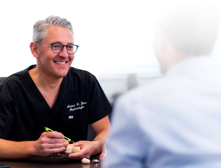 Le Docteur Josset en consultation au cabinet dentaire Implantocean à La Baule