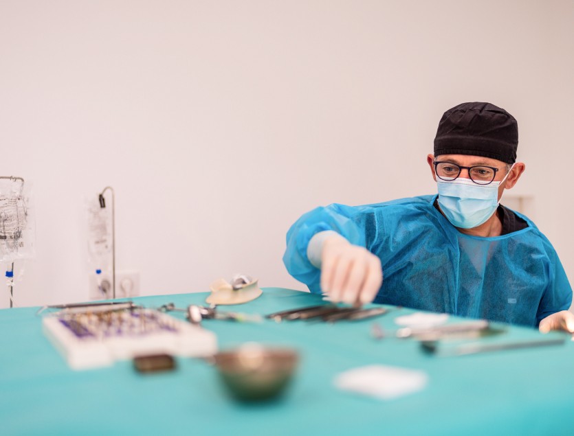 Le Docteur Josset opère une chirurgie orale au cabinet dentaire Implantocean à La Baule