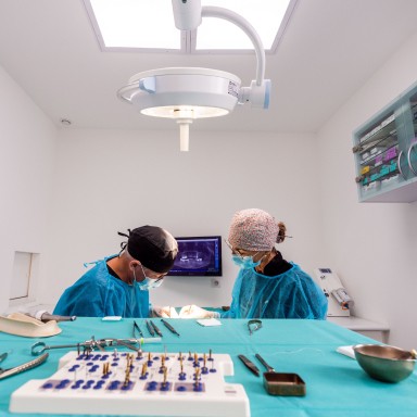 Préparation à une opération de chirurgie orale au cabinet dentaire Implantocean à La Baule