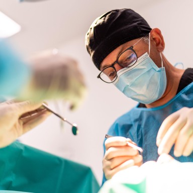 Le Docteur Josset au cours d'une opération de chirurgie orale au cabinet Implantocean à La Baule