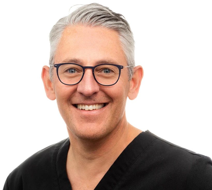 Portrait du Docteur Cyril Josset au cabinet dentaire Implantocean à La Baule
